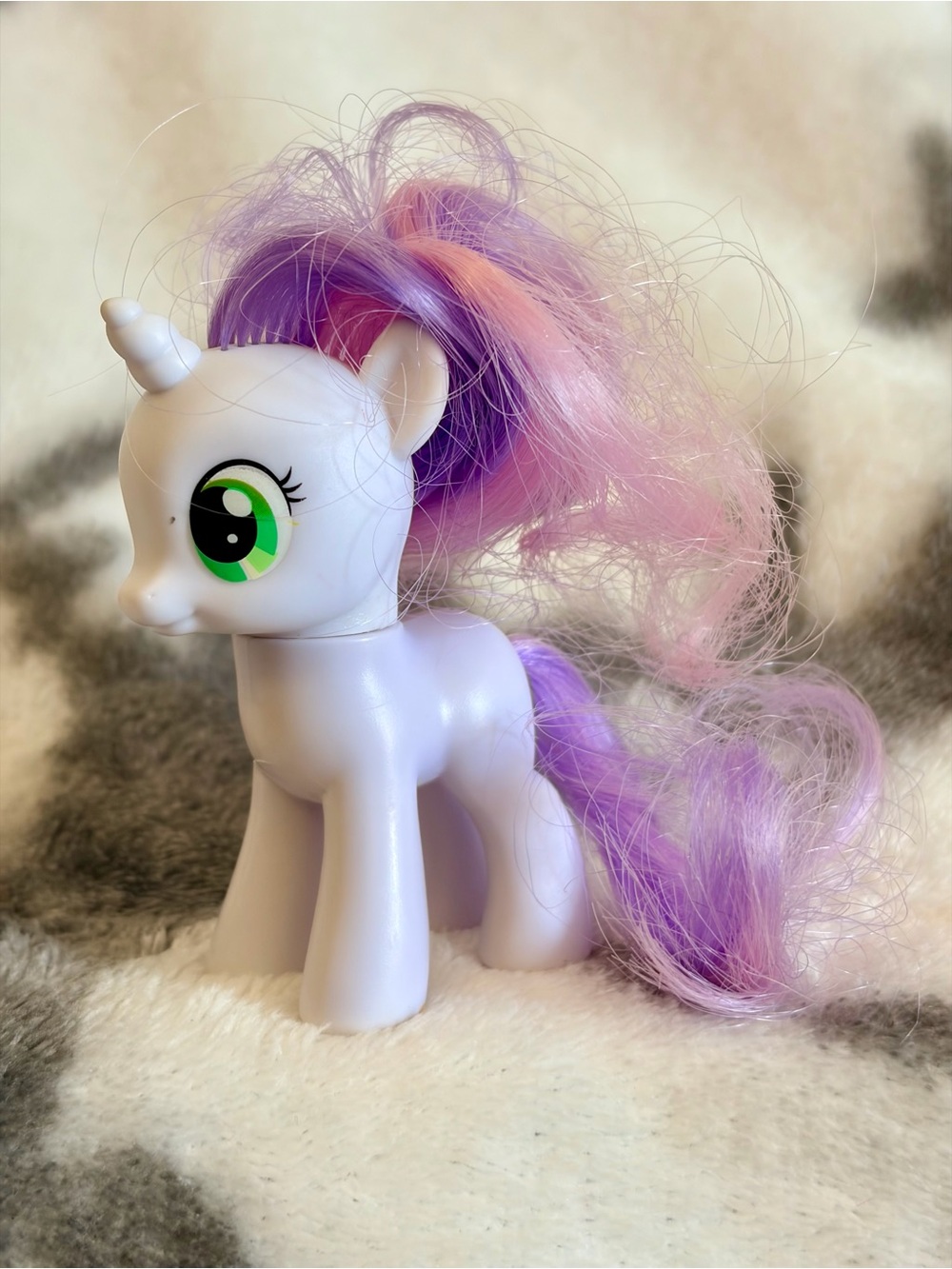 2010 My Little Pony G4 “Sweetie Belle” 
3” Pony - Cutie Mark Crusader Series/EUC